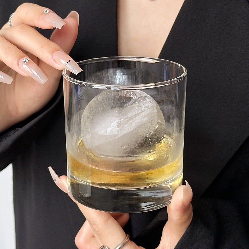 Pahar de whisky cu bilă mare de gheață, stil rock, design premium
