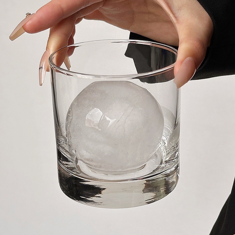 Pahar de whisky cu bilă mare de gheață, stil rock, design premium
