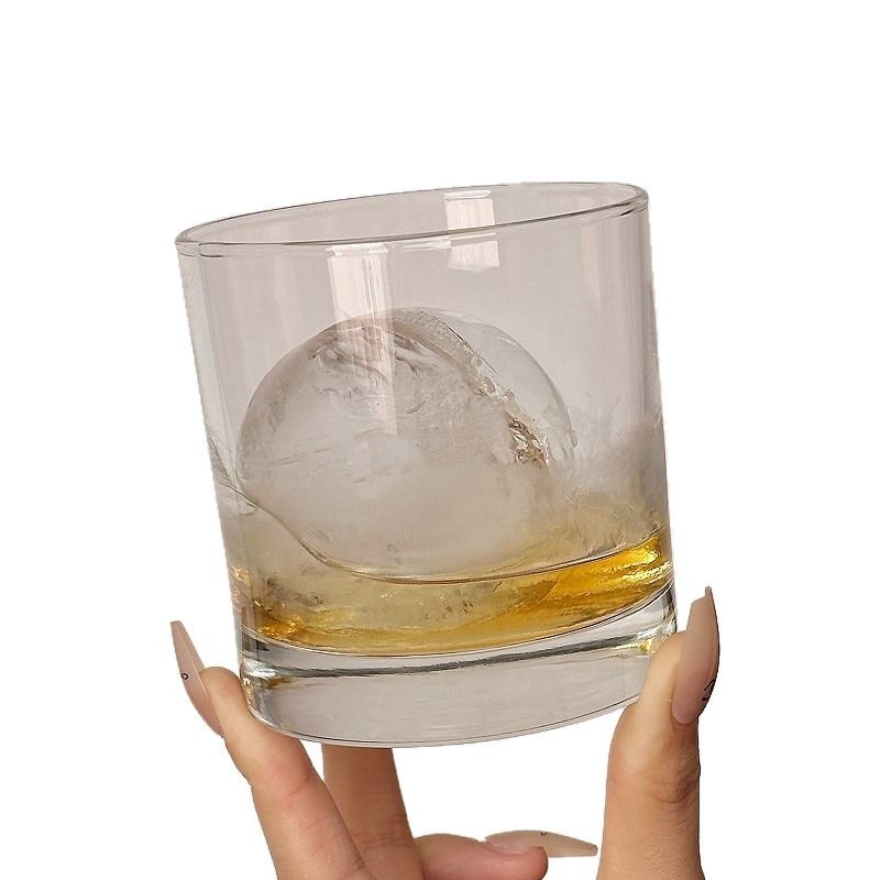 Pahar de whisky cu bilă mare de gheață, stil rock, design premium