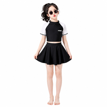 Costum de baie sport pentru fete, bloc de culori negru-alb, mâneci Raglan, design din două părți cu fustă plisată, plăcut la atingere și respirabil.