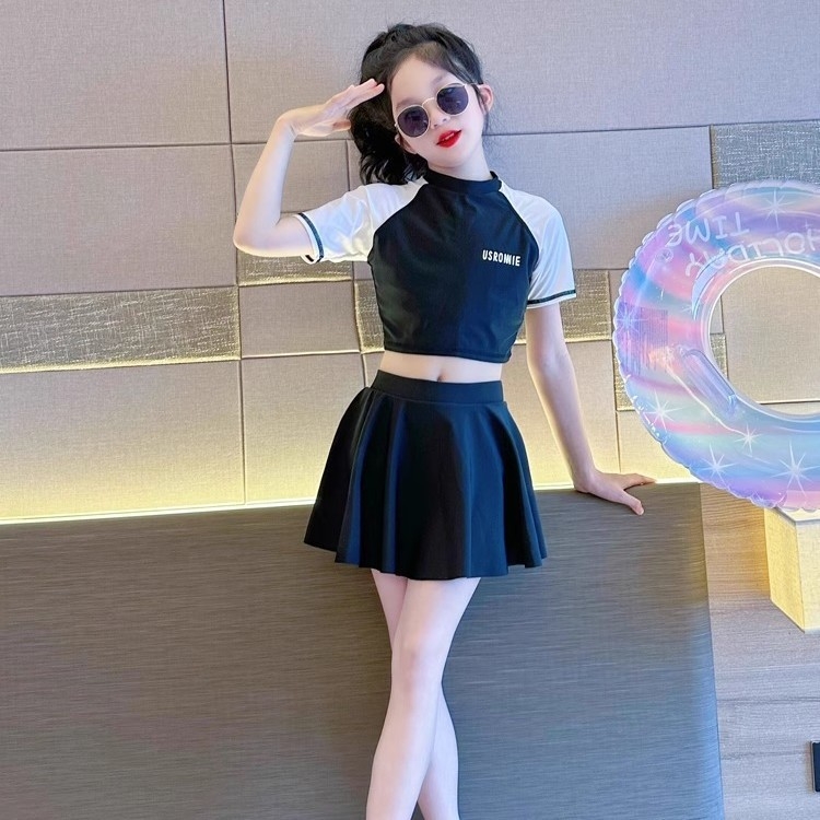 Costum de baie sport pentru fete, bloc de culori negru-alb, mâneci Raglan, design din două părți cu fustă plisată, plăcut la atingere și respirabil.
