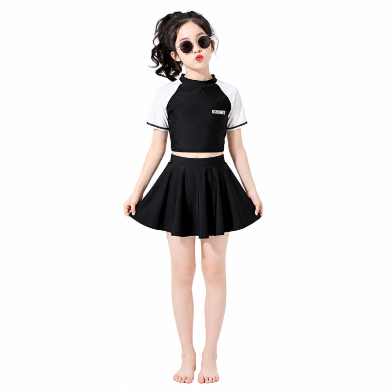Costum de baie sport pentru fete, bloc de culori negru-alb, mâneci Raglan, design din două părți cu fustă plisată, plăcut la atingere și respirabil.
