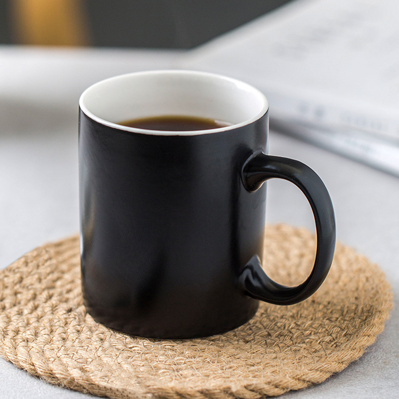 Cana de cafea din ceramică neagră, mată, în stil european, cu linguriță