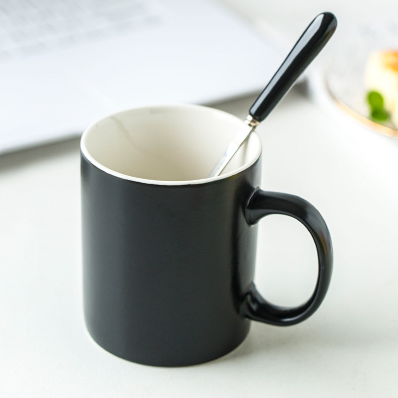 Cana de cafea din ceramică neagră, mată, în stil european, cu linguriță