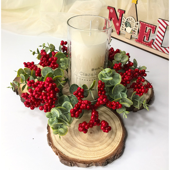 Decorațiuni de Crăciun: eucalipt artificial cu fructe roșii, suporturi pentru lumânări de aromaterapie, ghirlande și decorațiuni de masă