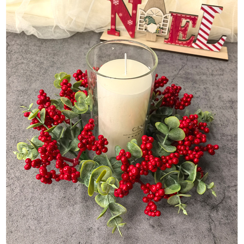 Decorațiuni de Crăciun: eucalipt artificial cu fructe roșii, suporturi pentru lumânări de aromaterapie, ghirlande și decorațiuni de masă