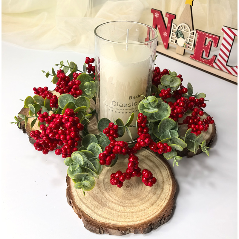 Decorațiuni de Crăciun: eucalipt artificial cu fructe roșii, suporturi pentru lumânări de aromaterapie, ghirlande și decorațiuni de masă
