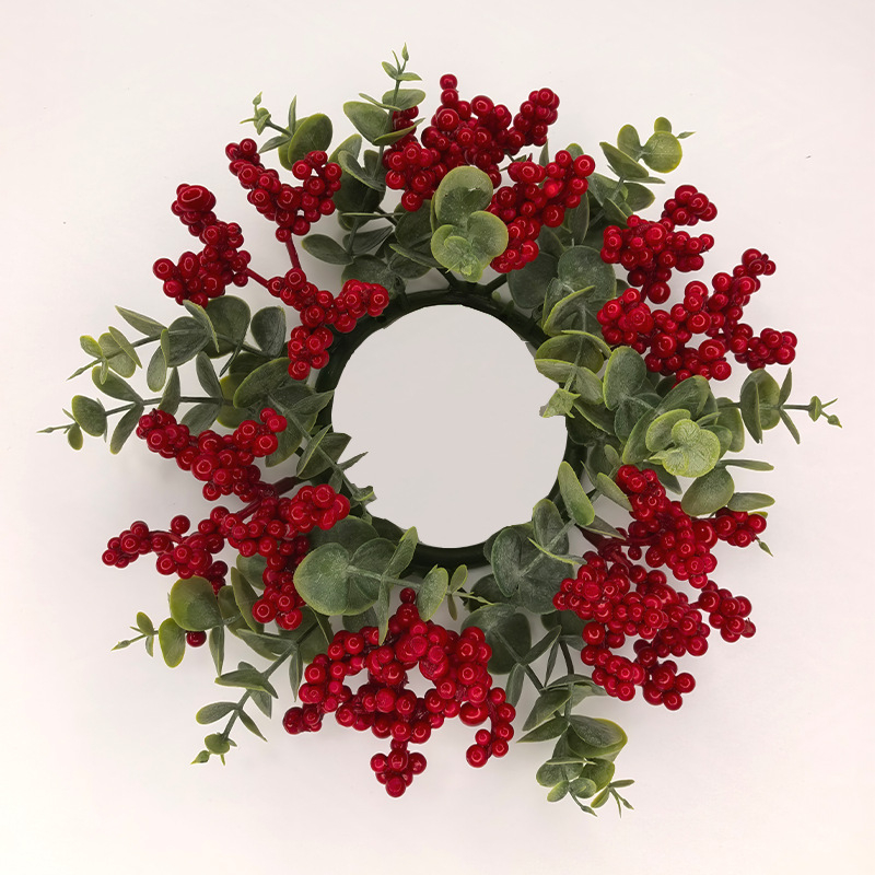 Decorațiuni de Crăciun: eucalipt artificial cu fructe roșii, suporturi pentru lumânări de aromaterapie, ghirlande și decorațiuni de masă