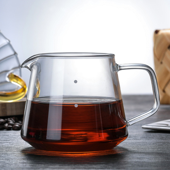 Cafetieră din sticlă rezistentă la temperaturi înalte, în stil european, cu gură ascuțită pentru preparare manuală și cu un recipient de măsurare a laptelui.