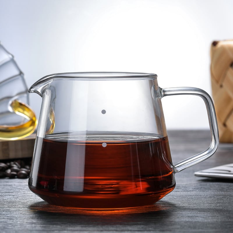 Cafetieră din sticlă rezistentă la temperaturi înalte, în stil european, cu gură ascuțită pentru preparare manuală și cu un recipient de măsurare a laptelui.