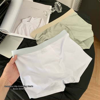 Pánske boxerky so stredne vysokým pásom, farebne blokované, s antibakteriálnym rozkrokom, priedušný nylon.