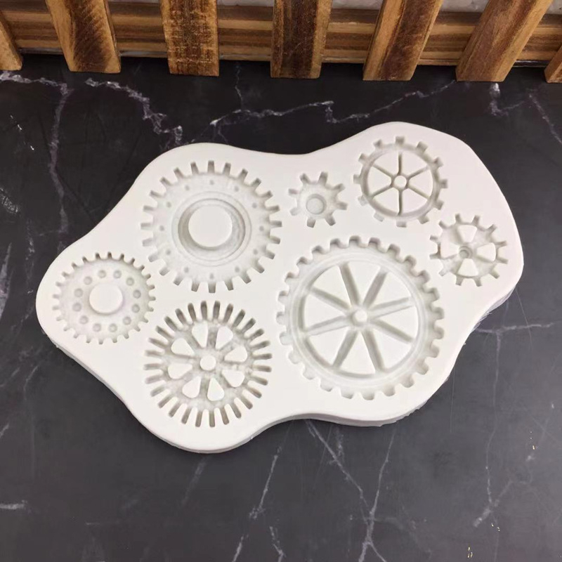 Formă din silicon cu motiv de angrenaj ceas pentru decorarea torturilor cu fondant și ciocolată