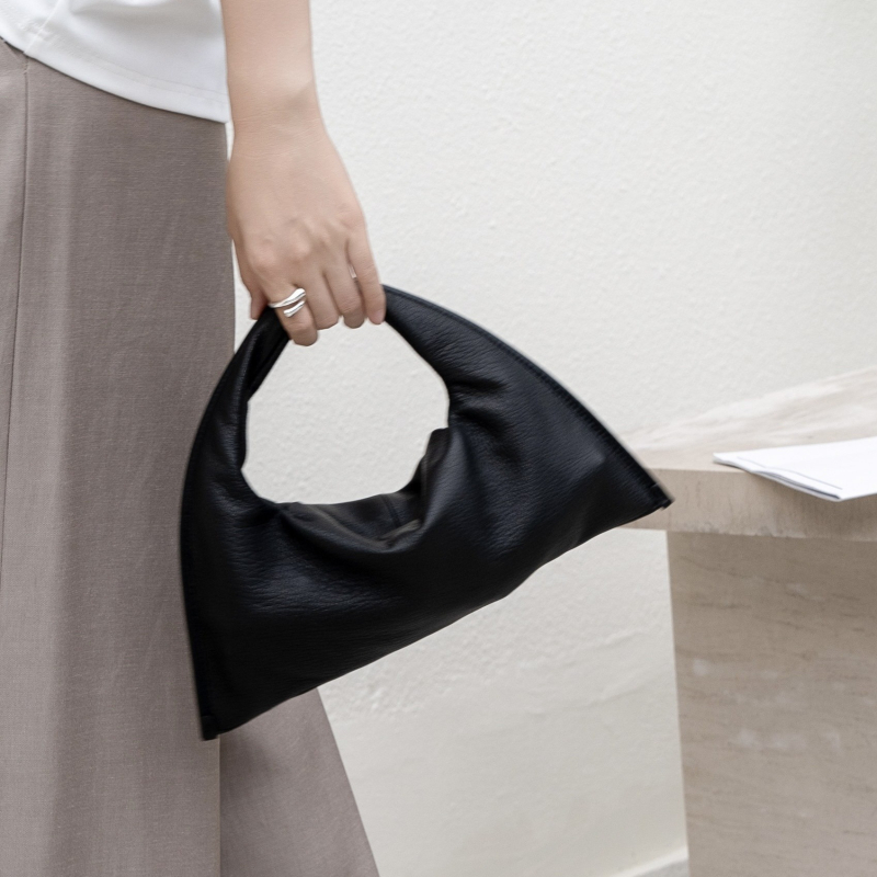 Geantă din piele naturală pentru femei, stil hobo, formă de nor pufos, mână și curea crossbody, mărime medie, design minimalist, vară 2026