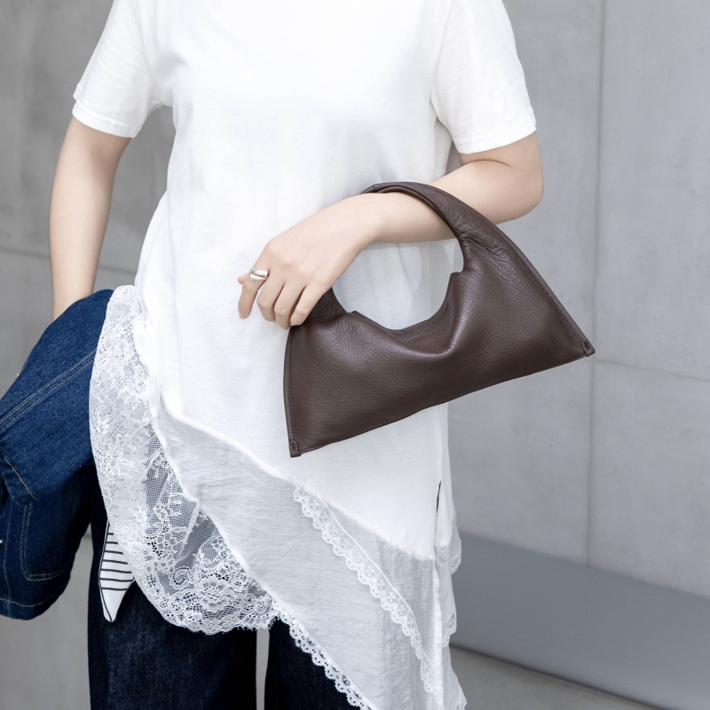 Geantă din piele naturală pentru femei, stil hobo, formă de nor pufos, mână și curea crossbody, mărime medie, design minimalist, vară 2026