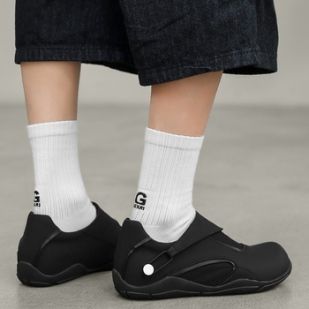 4 cm-es magasságnövelő slip-on férfi edzőcipő, német stílusú, kültéri, mindennapi, fekete