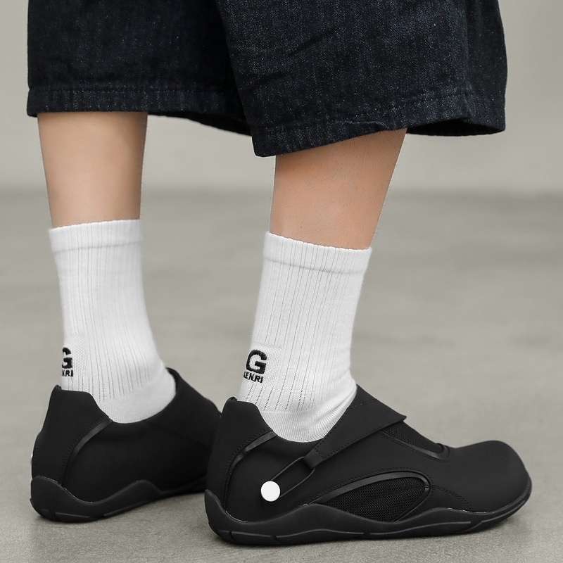 4 cm-es magasságnövelő slip-on férfi edzőcipő, német stílusú, kültéri, mindennapi, fekete