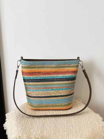 Geantă de damă țesută în culori curcubeu, bucket bag primăvară-vară 2025, purtare pe umăr sau crossbody