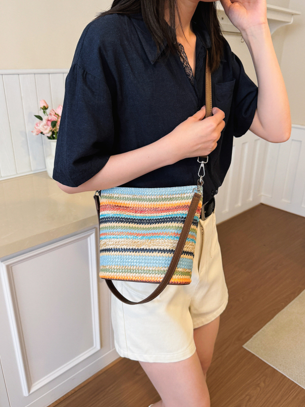 Geantă de damă țesută în culori curcubeu, bucket bag primăvară-vară 2025, purtare pe umăr sau crossbody
