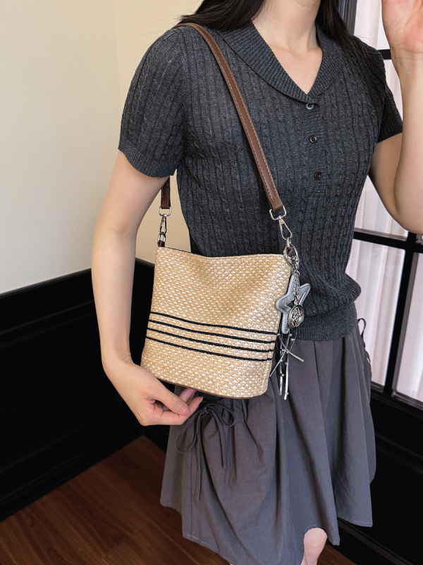 Geantă de damă țesută în culori curcubeu, bucket bag primăvară-vară 2025, purtare pe umăr sau crossbody