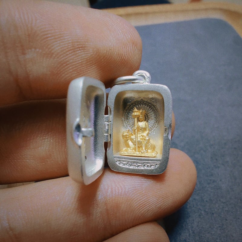 Pandantiv-cutie deschizător cu statuetă mini a Bodhisattva Ksitigarbha, în stil vintage antic