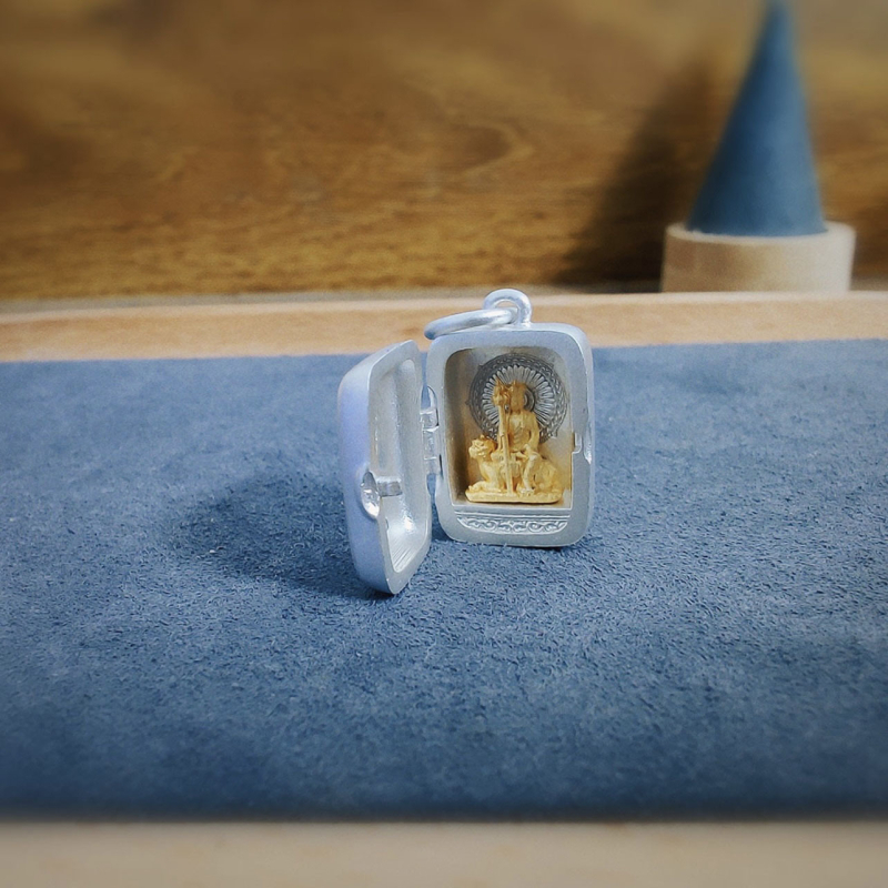 Pandantiv-cutie deschizător cu statuetă mini a Bodhisattva Ksitigarbha, în stil vintage antic