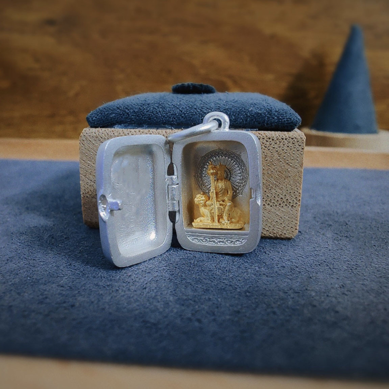 Pandantiv-cutie deschizător cu statuetă mini a Bodhisattva Ksitigarbha, în stil vintage antic