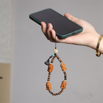 Lănțișor pentru telefon din lemn de santal cu mărgele în formă de labuță de pisică – scurt, tricotat manual, stil etno-retro