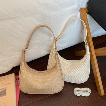 Geantă de damă crossbody în formă de dumpling, din paie, texturată, design unic, primăvara 2026