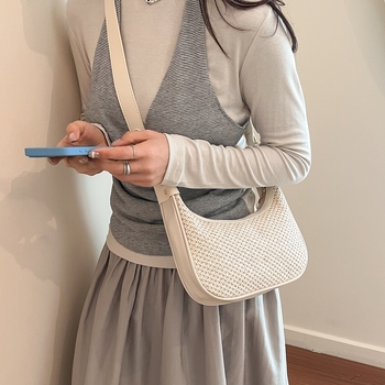 Geantă de damă crossbody în formă de dumpling, din paie, texturată, design unic, primăvara 2026