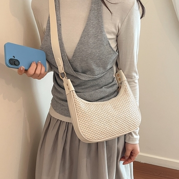 Geantă de damă crossbody în formă de dumpling, din paie, texturată, design unic, primăvara 2026