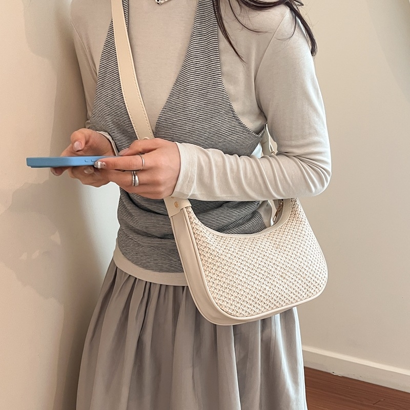 Geantă de damă crossbody în formă de dumpling, din paie, texturată, design unic, primăvara 2026