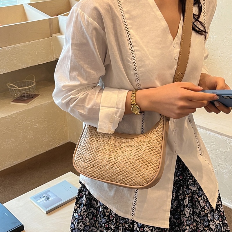 Geantă de damă crossbody în formă de dumpling, din paie, texturată, design unic, primăvara 2026