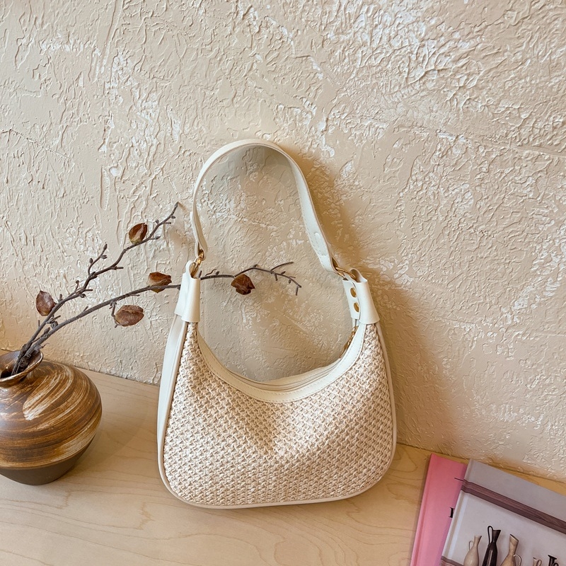 Geantă de damă crossbody în formă de dumpling, din paie, texturată, design unic, primăvara 2026