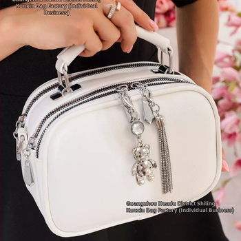 Dámska crossbody kabelka v klasickom štýle, malý štvorcový dizajn, textúrovaná PU koža s príveskom so strapcom