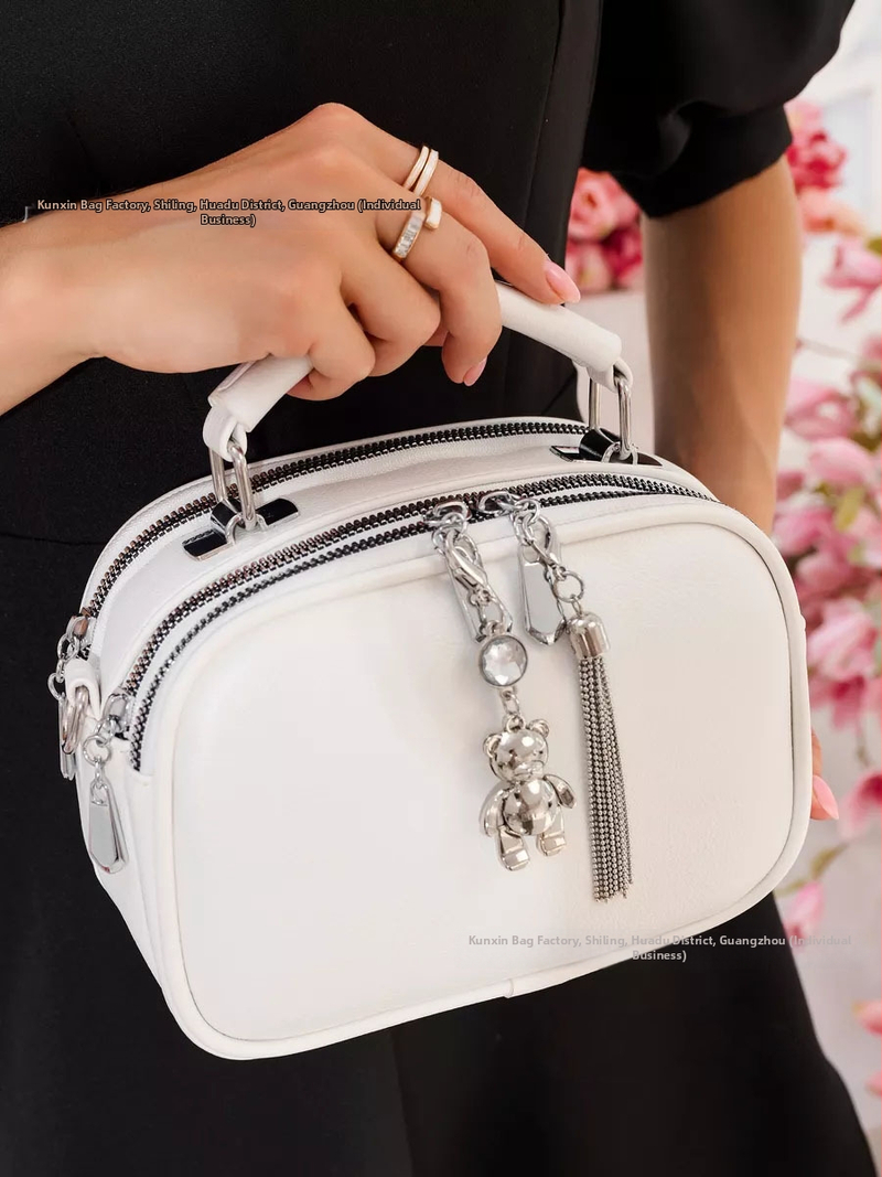 Dámska crossbody kabelka v klasickom štýle, malý štvorcový dizajn, textúrovaná PU koža s príveskom so strapcom