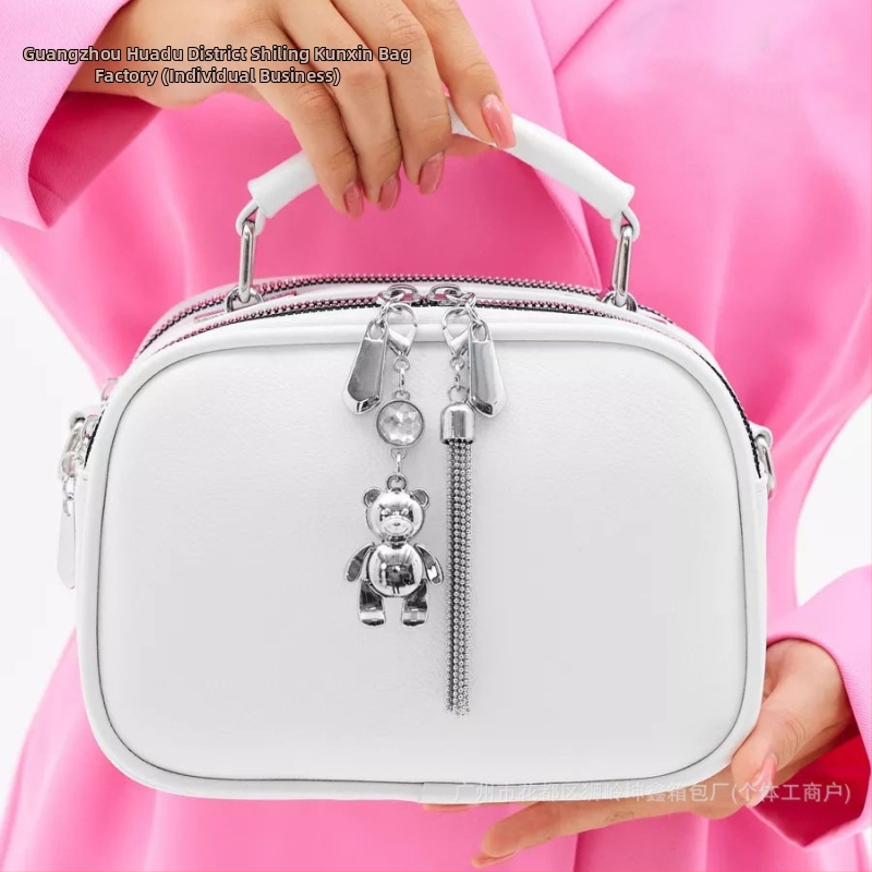 Dámska crossbody kabelka v klasickom štýle, malý štvorcový dizajn, textúrovaná PU koža s príveskom so strapcom