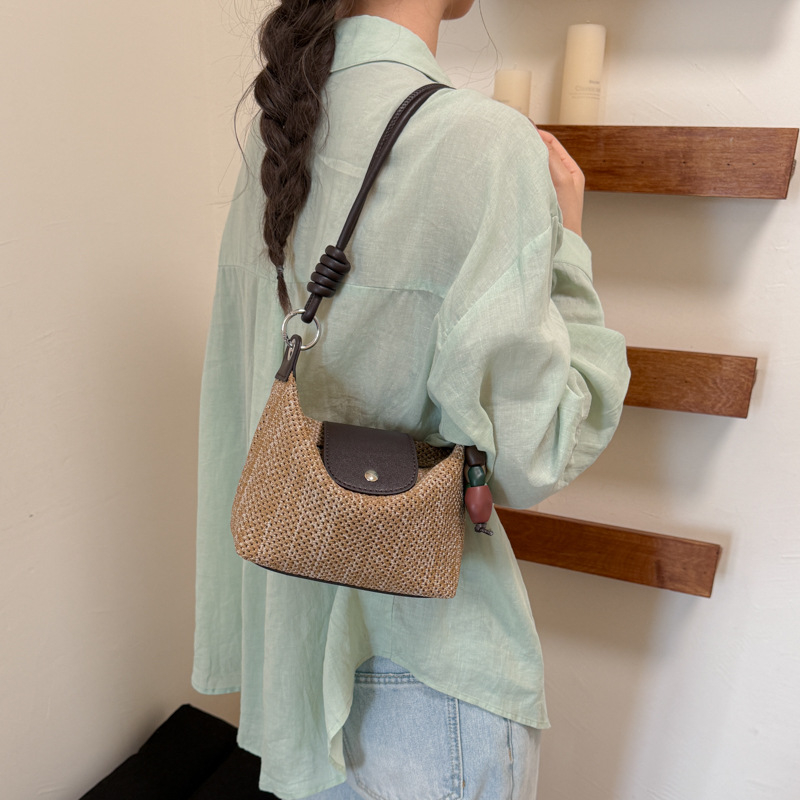 Geantă pentru femei din țesătură, design de nișă, Geantă Dumpling cu senzație de lux, stil coreean, geantă de umăr țesută, crossbody casual pentru utilizare zilnică