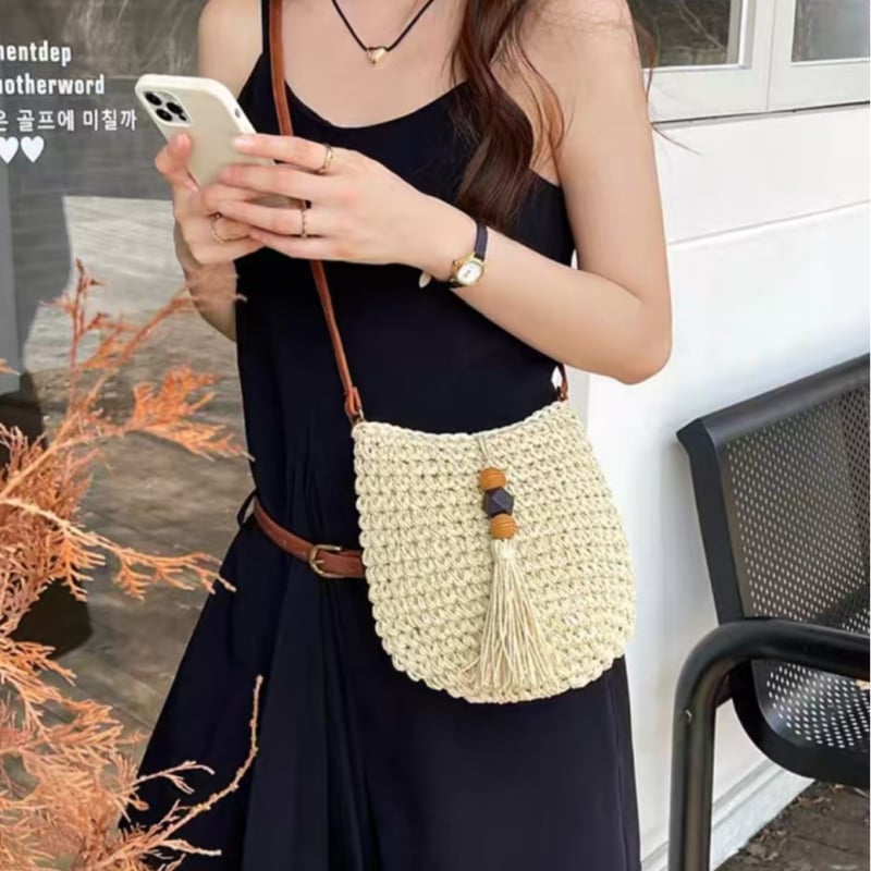 Geantă casual crossbody din paie, cu mărgele din lemn și ciucuri, țesătură împletită, curea pentru un singur umăr, ideală pentru plajă, compactă și versatilă pentru femei.
