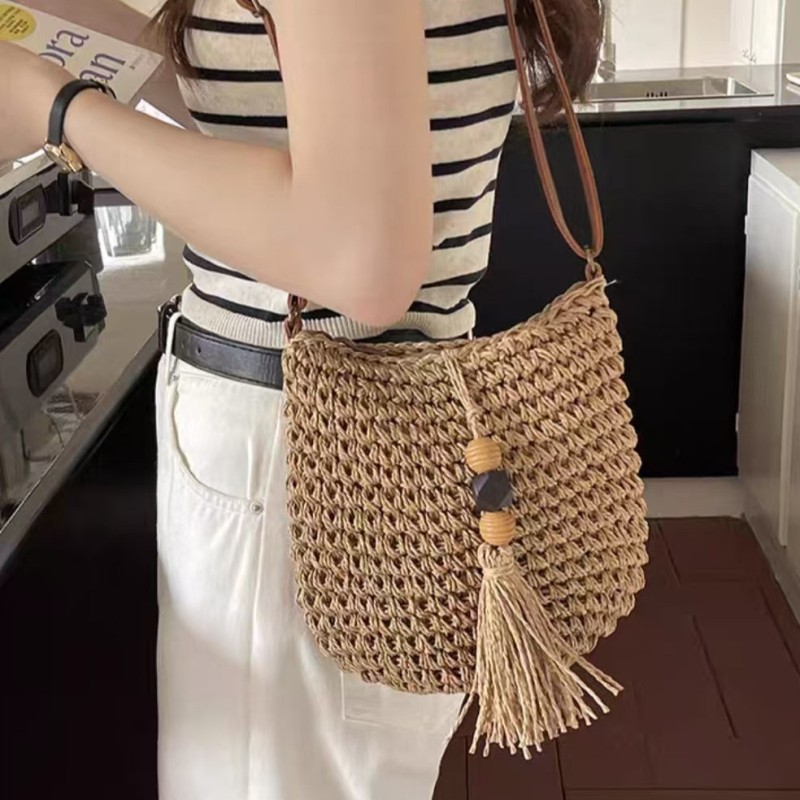 Geantă casual crossbody din paie, cu mărgele din lemn și ciucuri, țesătură împletită, curea pentru un singur umăr, ideală pentru plajă, compactă și versatilă pentru femei.