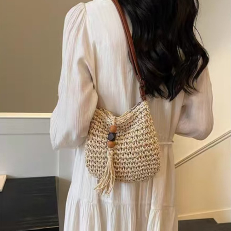 Geantă casual crossbody din paie, cu mărgele din lemn și ciucuri, țesătură împletită, curea pentru un singur umăr, ideală pentru plajă, compactă și versatilă pentru femei.