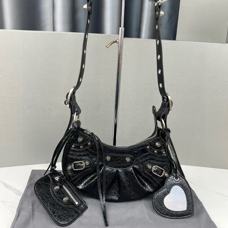 Geantă de motocicletă în formă de semilună, cu nituri, din piele naturală de vițel, trei în unu, pentru umăr sau crossbody, femei, vară 2026.