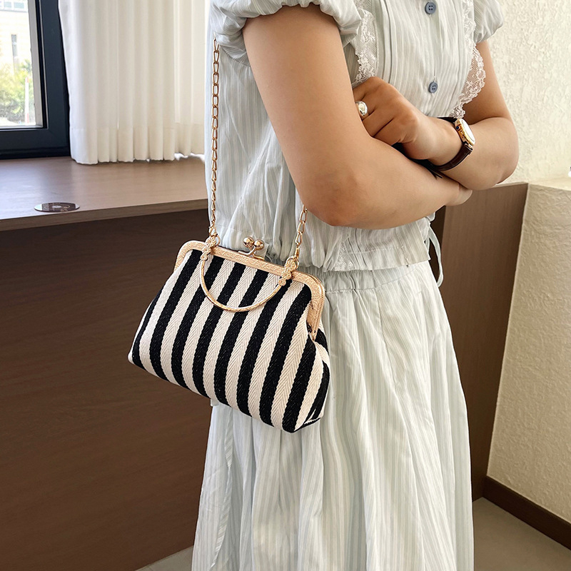 Geantă de damă crossbody cu dungi verticale, design color-block, formă de scoică, curea din lanț