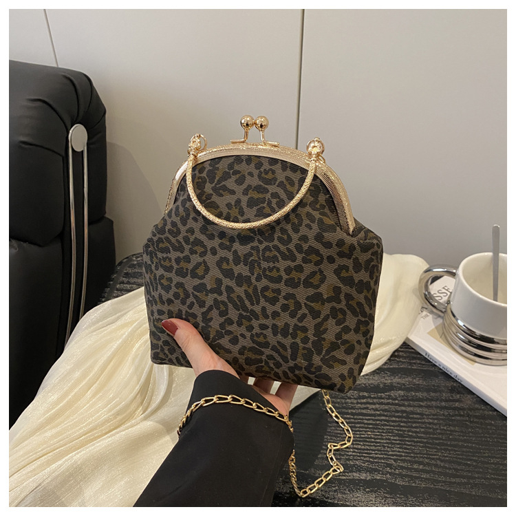 Geantă de damă cu imprimeu leopard, formă de scoică, velur, curea cu lanț crossbody, purtare casual, vară 2025