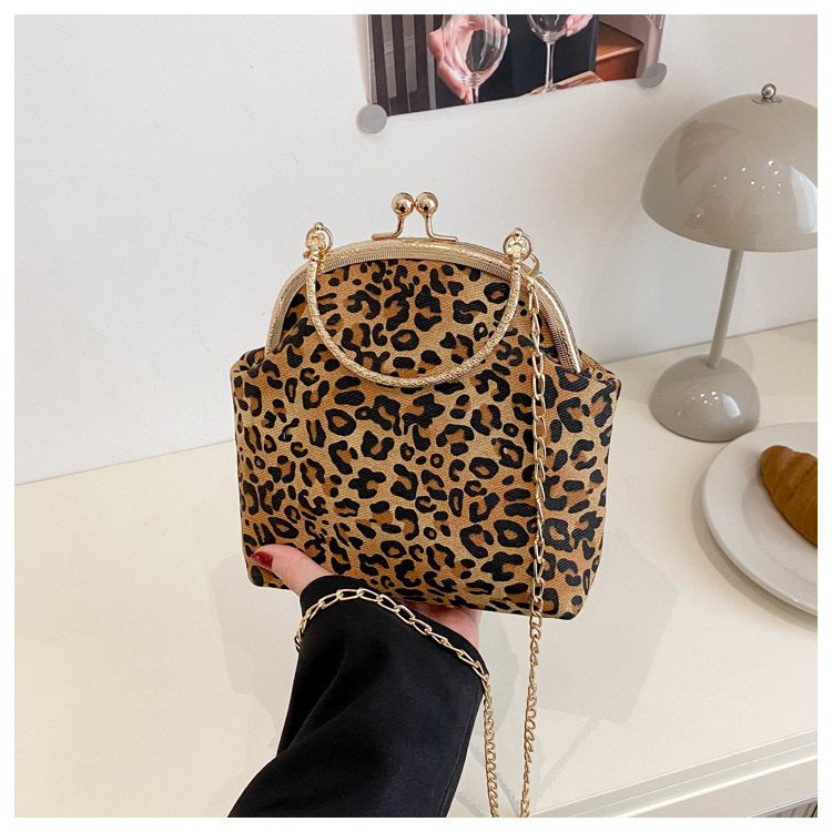 Geantă de damă cu imprimeu leopard, formă de scoică, velur, curea cu lanț crossbody, purtare casual, vară 2025