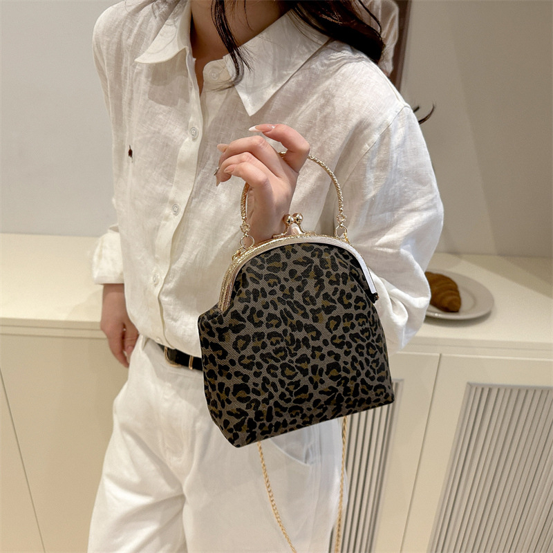 Geantă de damă cu imprimeu leopard, formă de scoică, velur, curea cu lanț crossbody, purtare casual, vară 2025