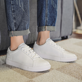Klasszikus fehér bőrsneaker nőknek és férfiaknak, mindennapi viselet, alacsony talpú deszkás cipő