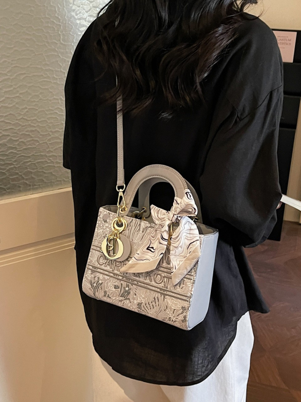 Geantă de umăr în stil Chanel cu broderie, mică crossbody pentru femei, inspirație Dior, lux ușor