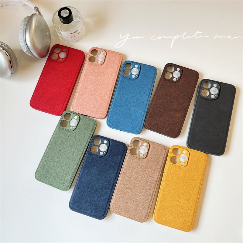 Husa minimalistă, într-o culoare solidă, mată, pentru iPhone 15 Pro, cu textură crater