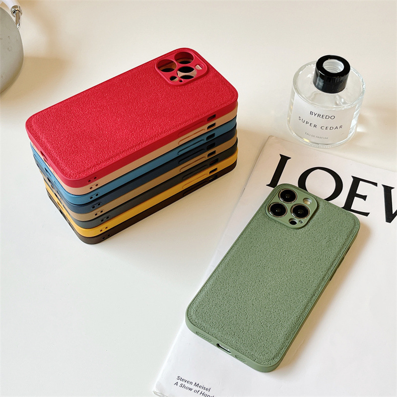 Husa minimalistă, într-o culoare solidă, mată, pentru iPhone 15 Pro, cu textură crater
