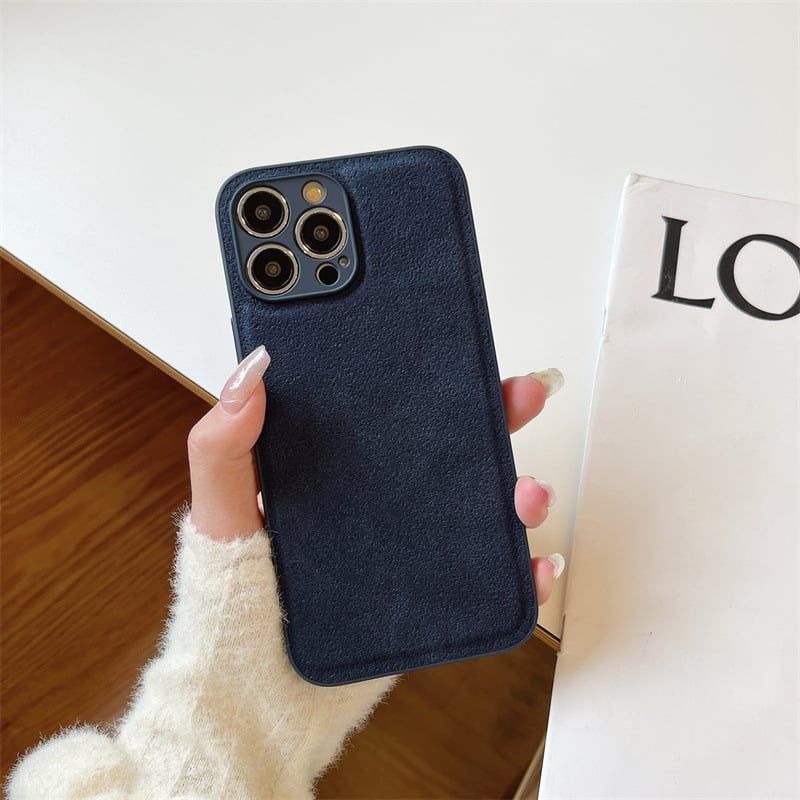 Husa minimalistă, într-o culoare solidă, mată, pentru iPhone 15 Pro, cu textură crater